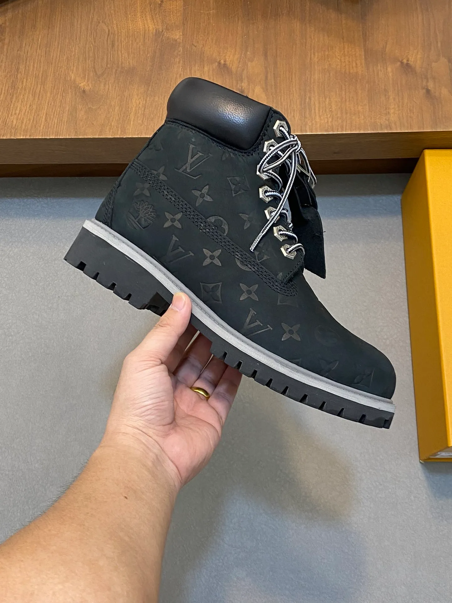 Men's shoes 💰💰760 Loui* Vuitto* x Timberlan* co-branded presbyopic rhubarb boots, ankle boots, short boots, LV x Timberland ankle boots are made of Monogram embossed waterproof nubuck cow leather, relying on the brand's exquisite craftsmanship to carefully reshape the classic Timberland 6-inch boot shape in Italy, making an eye-catching appearance in American workwear style. Created by Pharrell Williams 2025 autumn and winter menswear show. The Monogram embossed tongue, original Timberland laces and outsole are exquisite details, the leather label expresses the cooperation logo, and the delivery counter is exquisitely packaged! ▪️Size: Women's 35-40 (customized in 40) ▪️Size: Men's 39-46 (45/46 customized)